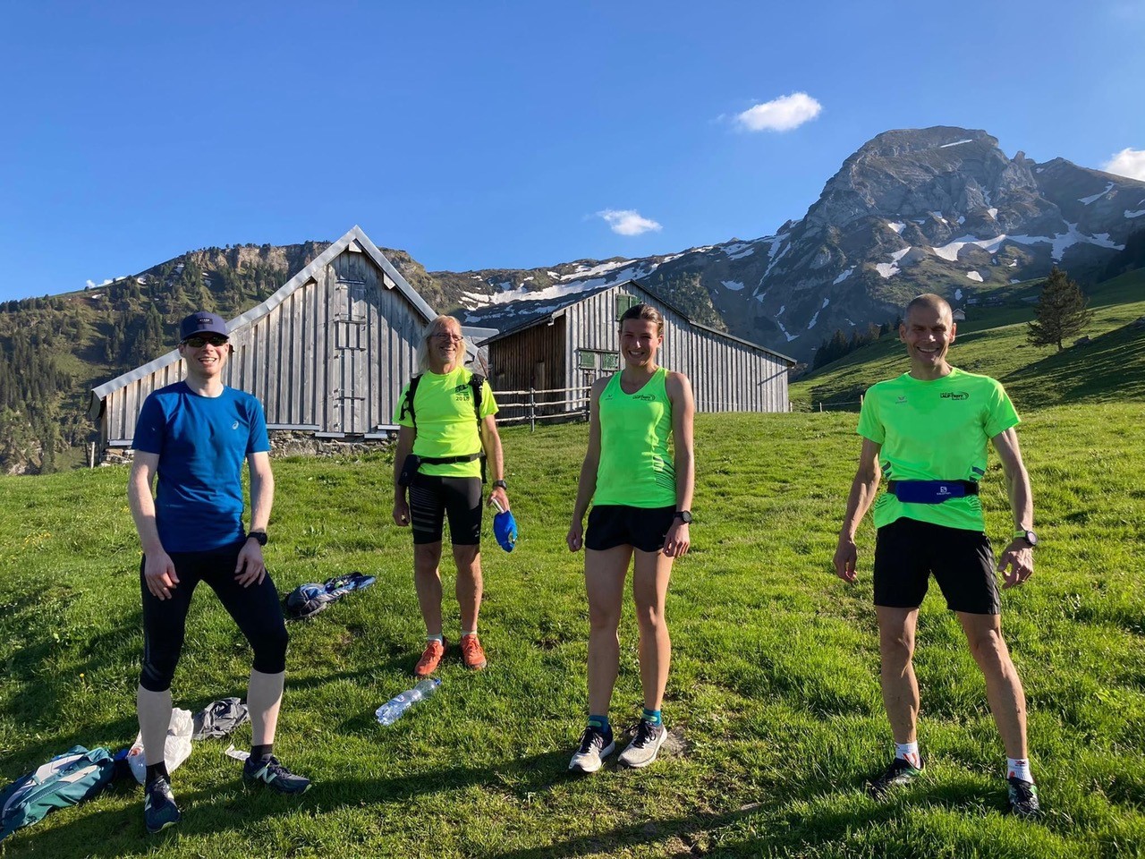 Roger, Beni, Tina und Baha im Ziel